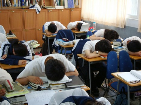  Schülerinnen und Schüler sind vor lauter Langeweile auf ihren Tischen eingeschlafen. 