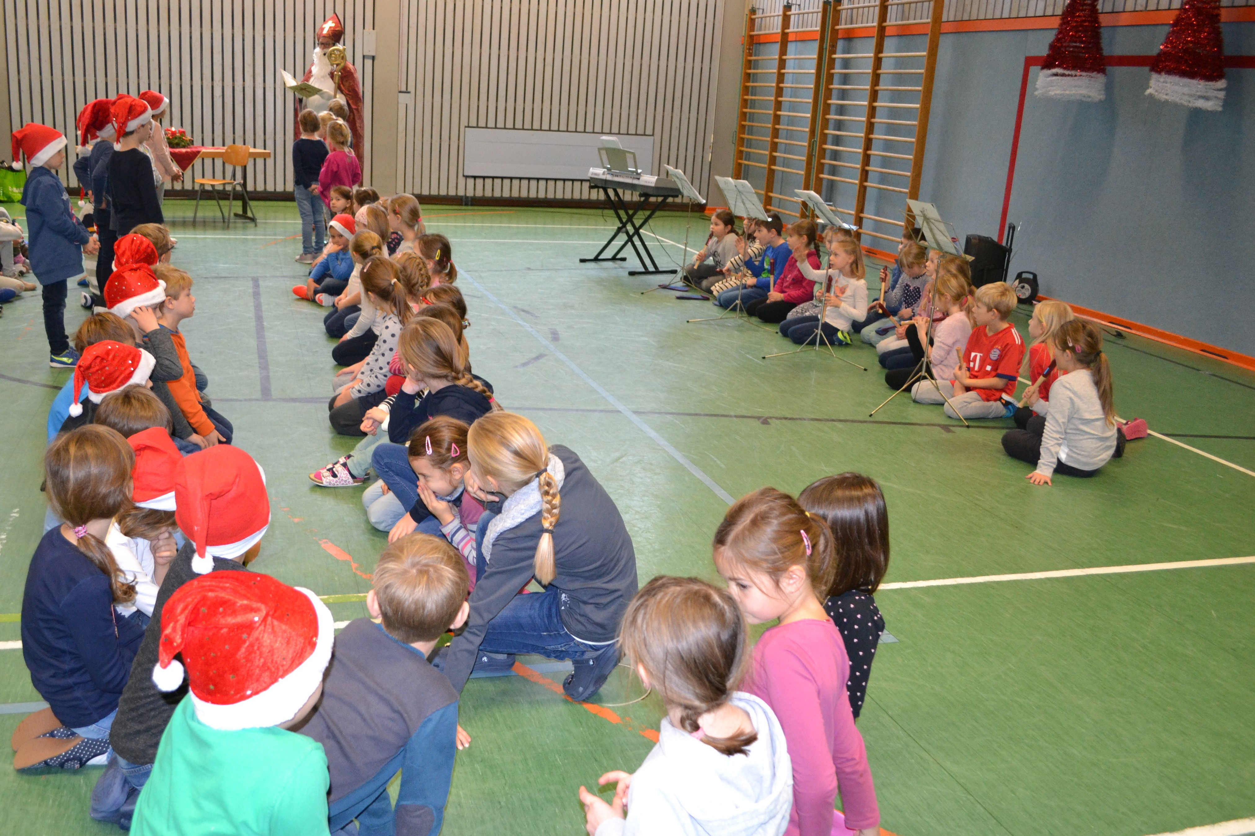  Jedes Jahr wird der Nikolaus mit Musik, Tanz und Gedichten an der Freiherr-von-Zobel-Schule empfangen 