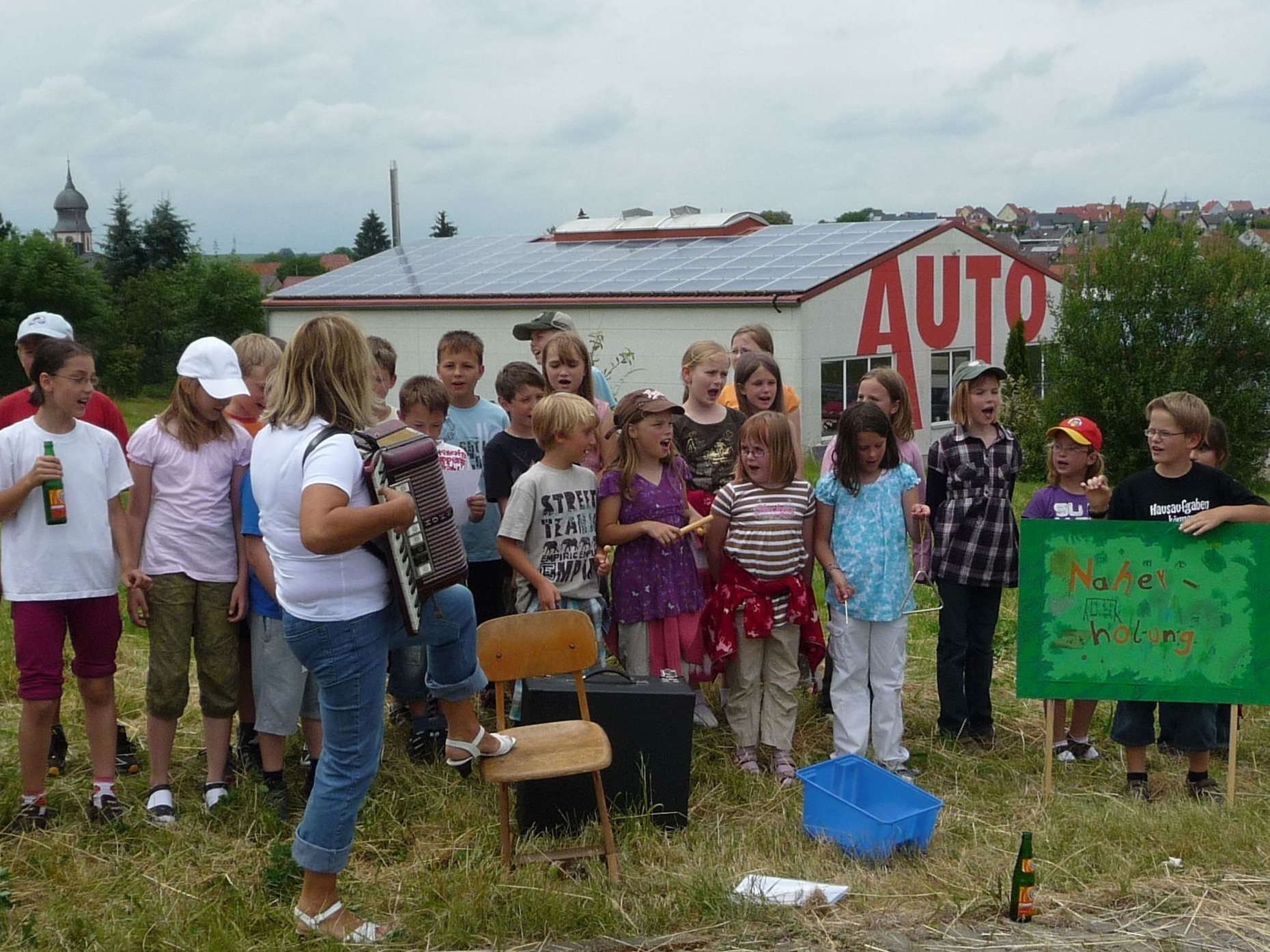  Anlässlich der Ausschreibung für die kleine Gartenschau 2009 war die Grundschule Großrinderfeld musikalisch mit dabei 